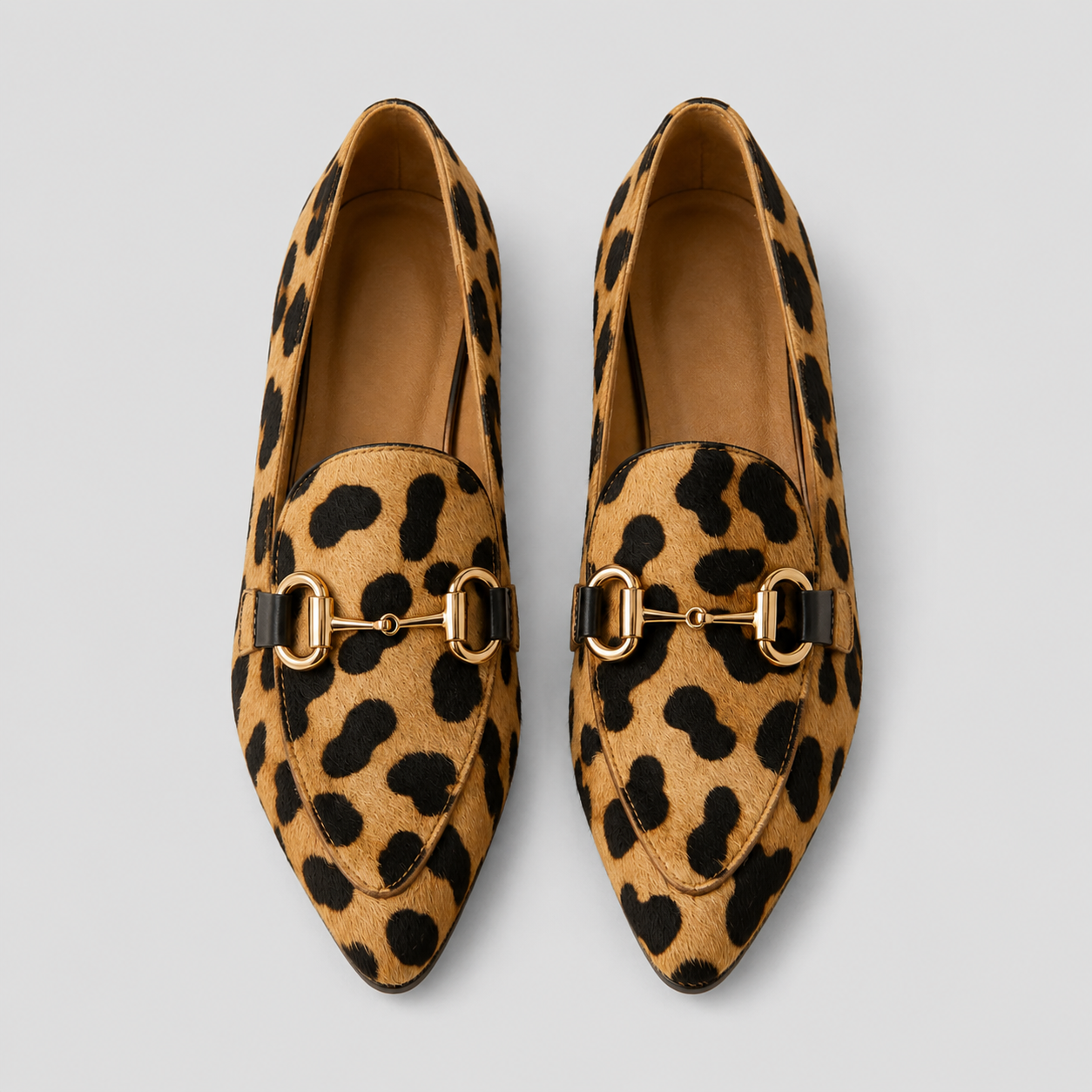 Leopard pointed loafers detail